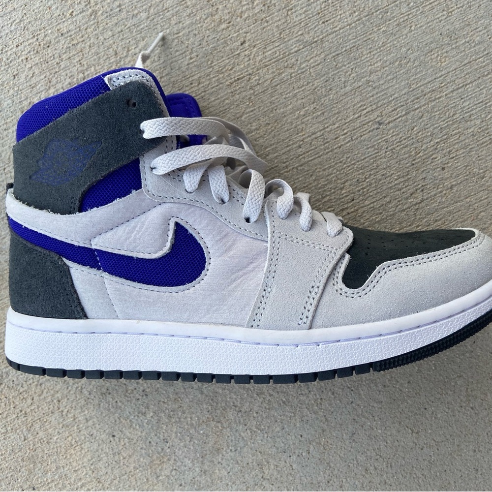 Nike Black and Blue Sneakers High-Top.
Like new. - Picture 3 of 8